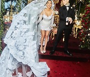 코트니 카다시안, 이탈리아 절벽서 초호화 결혼식 "평생 행복하게"