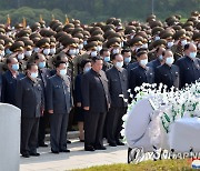 북한 김정은, 현철해 마지막 길 '직접 운구'로 배웅