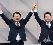 손잡은 김진태·이광재 강원도지사 후보