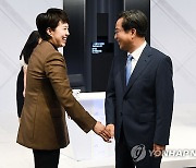 인사하는 김동연 후보와 김은혜 후보