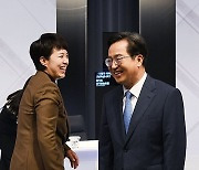 인사하는 김동연 후보와 김은혜 후보