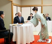 [기자의눈]기시다가 '쑨원 비밀통로' 도쿄식당서 바이든 대접한 이유