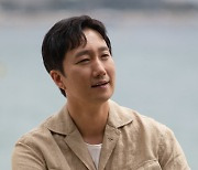 '헤어질 결심' 박해일 칸 해변에서 인터뷰 촬영
