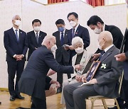 "당신 마음 잘 안다" 바이든, 93세 日납북자 가족에 무릎 꿇었다