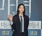 '마녀2' 서은수 "총격 액션 위해 잘 때도 총을 베고 자"