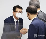 국·공립대학 총장들과 인사하는 장상윤 차관