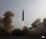 北, 바이든 떠나자 미사일 3발 연속 발사.. ICBM 가능성(종합)