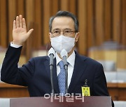 [포토]'선서하는 김규현 국정원장 후보자'