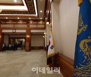 [포토]임명장을 수여하는 청와대 충무실