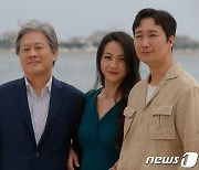 박해일 "봉준호·임상수 이어 박찬욱까지..거장들과 만남은 행운" [칸 현장]