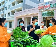 '봉쇄조치' 가정에 채소 공급하는 북한 일꾼들