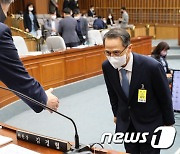 김경협 정보위원장과 인사 나누는 김규현 국정원장 후보자