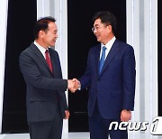 경기도교육감 후보자 토론회 시작 전 기념 촬영하는 후보들