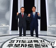 토론회 앞서 기념 촬영하는 임태희·성기선 후보