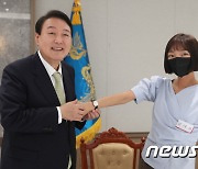 '한팔 보디빌더' 김나윤씨에게 시계 선물하는 尹대통령