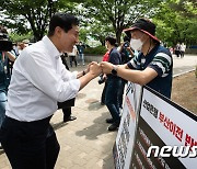 '산업은행 부산이전 반대' 노조원과 인사하는 오세훈 국민의힘 서울시장 후보