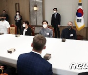 육지승 어린이 소감 경청하는 尹대통령