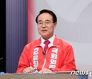 토론회 임하는 윤형선 후보