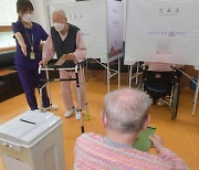 제8회 전국동시지방선거 거소투표 중인 어르신들