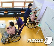 제8회 전국동시지방선거 거소투표 중인 수원보훈요양원