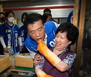 이승로 민주당 성북구청장 후보 '깍두기 맛있어요'