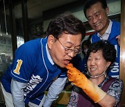 시장 깍두기 맛보는 송영길 野 서울시장 후보