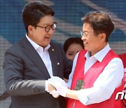 이철우 경북지사 후보와 악수하는 권성동 원내대표