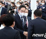 尹대통령과 악수하는 이재용 삼성그룹 부회장