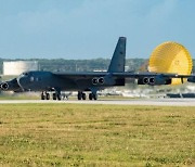 美 전략자산 B-52 핵폭격기 일본 상공서 포착