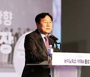 尹 만난 김기문 "52시간제·중대재해법..규제 현실 못 따라가 답답"