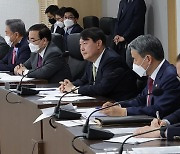 尹, 'ICBM 추정' 北미사일에 "한미 확장억제 실질조치 이행"