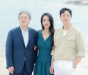 [포토]박찬욱-탕웨이-박해일, '칸 해변에 서서'