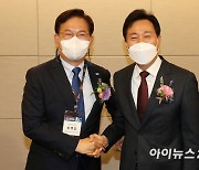 [포토]인사 나누는 송영길-오세훈 서울시장 후보