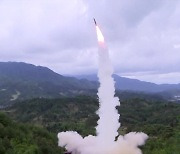 북, ICBM·단거리 등 3발 '섞어쏘기'.."한미일 동시 겨냥"