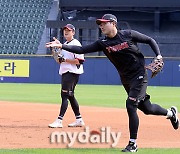 [MD포토] 이형종 '채은성 1루 수비 좋아졌네'