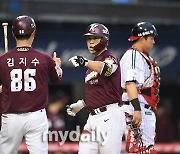 [MD포토] 김재현 '시즌 첫 홈런이에요'