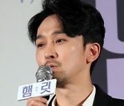 연극 '햄릿' 출연하는 배우 강필석