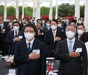 국기에 대한 경례하는 윤석열 대통령