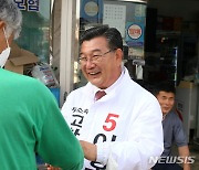 유권자와 반갑게 인사하는 이호근 고창군수 후보