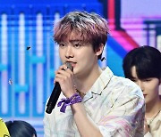 아스트로 산하,'쇼챔피언 1위 트로피를 들고' [사진]