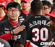 소크라테스 축하 받는 양현종 [사진]