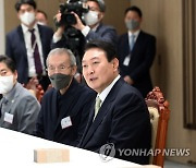 국민희망대표와 환담하는 윤석열 대통령