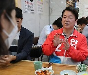 시민들과 대화하는 안철수 후보