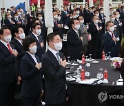 국기에 경례하는 윤석열 대통령과  5대그룹 총수