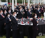 국기에 경례하는 윤석열 대통령과  5대그룹 총수