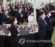 국기에 경례하는 윤석열 대통령과  5대그룹 총수