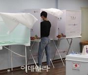 [포토]6·1지방선거 사전투표 준비하는 관계자