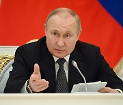 푸틴, 서방 향해 경고 "국제경제체제서 러시아 축출은 불가능"