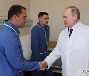 푸틴, '우크라 침공' 부상 군인들 첫 방문