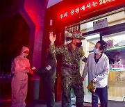 밤에 약국 찾은 주민 상담해주는 북한 인민군